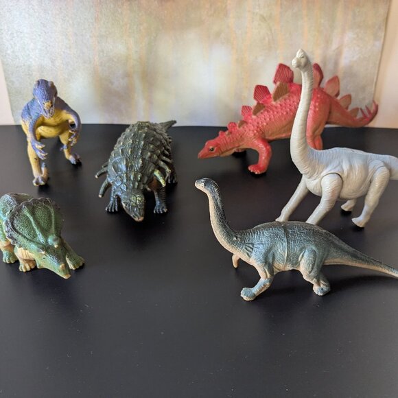 6 Toy Dinosaurs - Picture 9 of 16